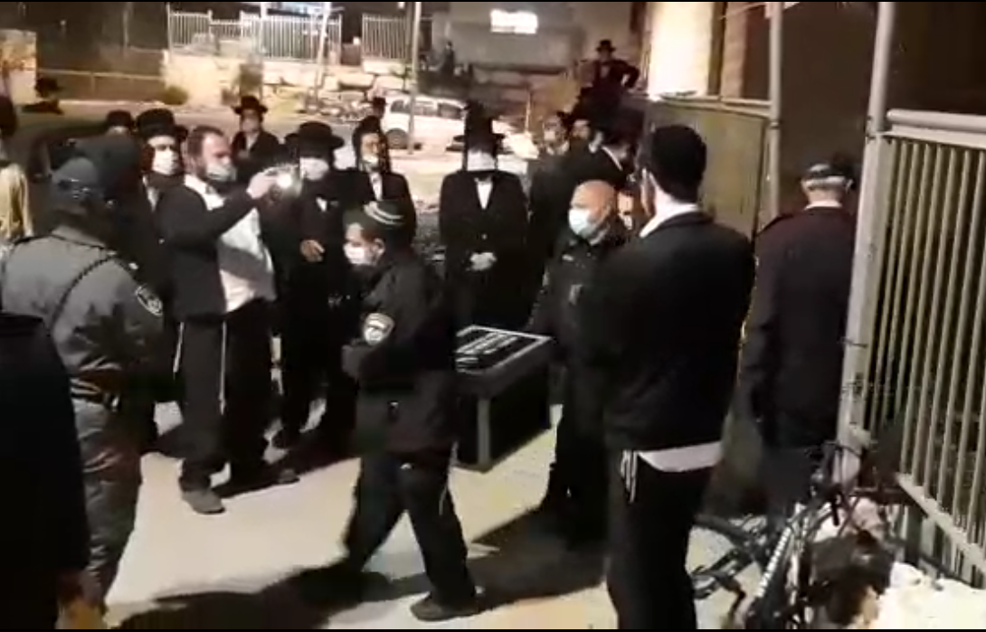 שוטרים מחרימים ציוד